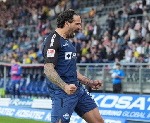 Adriano Grimaldi (SC Paderborn 07, 39) jubelt nach seinem Treffer zum 2:1 für Paderborn GER, Eintracht Braunschweig vs SC Paderborn 07, 2. Bundesliga, 28. Spieltag, Saison 2024 2025, 04.04.2025 DFL REGULATIONS PROHIBIT ANY USE OF PHOTOGRAPHS AS IMAGE SEQUENCES AND OR QUASI-VIDEO GER, Eintracht Braunschweig vs SC Paderborn 07, 2. Bundesliga, 28. Spieltag, Saison 2024 2025, 04.04.2025 Braunschweig