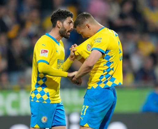 Fabio Kaufmann (Eintracht Braunschweig, 7) Gespräche mit Sven Koehler (Eintracht Braunschweig, 27) GER, Eintracht Braunschweig vs SC Paderborn 07, 2. Bundesliga, 28. Spieltag, Saison 2024 2025, 04.04.2025 DFL REGULATIONS PROHIBIT ANY USE OF PHOTOGRAPHS AS IMAGE SEQUENCES AND OR QUASI-VIDEO GER, Eintracht Braunschweig vs SC Paderborn 07, 2. Bundesliga, 28. Spieltag, Saison 2024 2025, 04.04.2025 Braunschweig