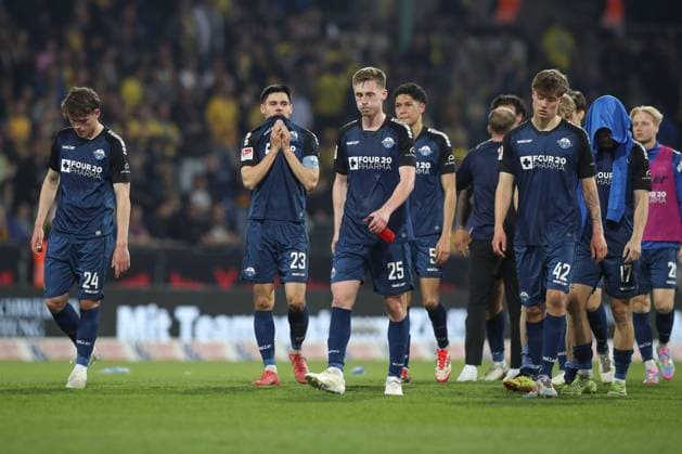 04.04.2025, xtgx, Fussball - 2.Bundesliga, Eintracht Braunschweig - SC Paderborn 07 emspor, v.l. Casper Terho (Paderborn, 24), Raphael Obermair (Paderborn, 23), Arne Schulz (Paderborn, 25), Kevin Krumme (Paderborn, 42) enttaeuscht, schaut enttaeuscht, niedergeschlagen, disappointed (DFL DFB REGULATIONS PROHIBIT ANY USE OF PHOTOGRAPHS as IMAGE SEQUENCES and or QUASI-VIDEO) Braunschweig