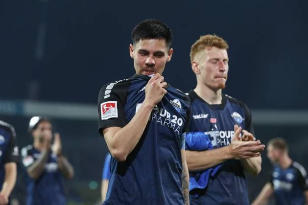 04.04.2025, xtgx, Fussball - 2.Bundesliga, Eintracht Braunschweig - SC Paderborn 07 emspor, v.l. Raphael Obermair (Paderborn, 23) enttaeuscht, schaut enttaeuscht, niedergeschlagen, disappointed (DFL DFB REGULATIONS PROHIBIT ANY USE OF PHOTOGRAPHS as IMAGE SEQUENCES and or QUASI-VIDEO) Braunschweig