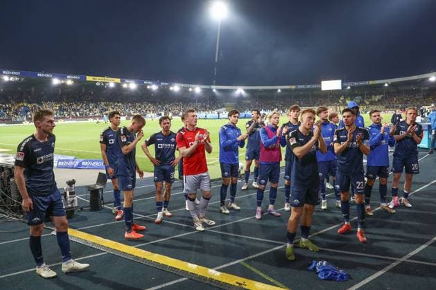 04.04.2025, xtgx, Fussball - 2.Bundesliga, Eintracht Braunschweig - SC Paderborn 07 emspor, v.l. Paderborn enttaeuscht, schaut enttaeuscht, niedergeschlagen, disappointed (DFL DFB REGULATIONS PROHIBIT ANY USE OF PHOTOGRAPHS as IMAGE SEQUENCES and or QUASI-VIDEO) Braunschweig