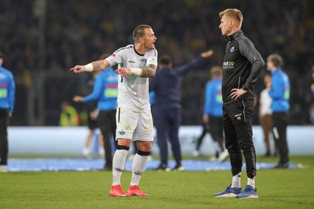 04.04.2025, xtgx, Fussball - 2.Bundesliga, Eintracht Braunschweig - SC Paderborn 07 emspor, v.l. Manuel Riemann(Paderborn, 1) enttaeuscht, schaut enttaeuscht, niedergeschlagen, disappointed, ärgert sich (DFL DFB REGULATIONS PROHIBIT ANY USE OF PHOTOGRAPHS as IMAGE SEQUENCES and or QUASI-VIDEO) Braunschweig