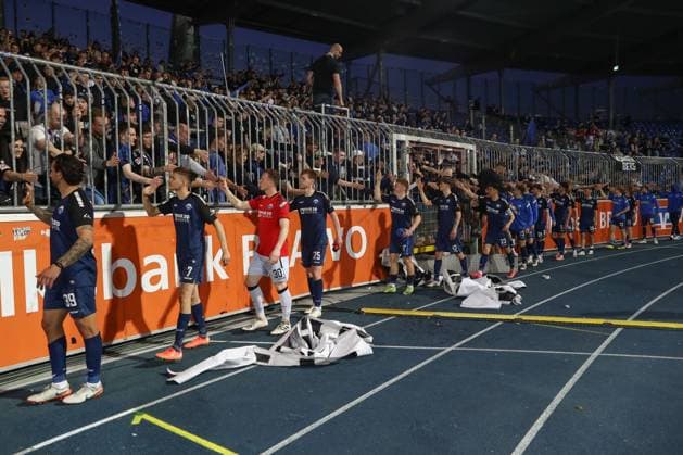 04.04.2025, xtgx, Fussball - 2.Bundesliga, Eintracht Braunschweig - SC Paderborn 07 emspor, v.l. Paderborn klatscht mit den Fans am Ball, plays the ball (DFL DFB REGULATIONS PROHIBIT ANY USE OF PHOTOGRAPHS as IMAGE SEQUENCES and or QUASI-VIDEO) Braunschweig
