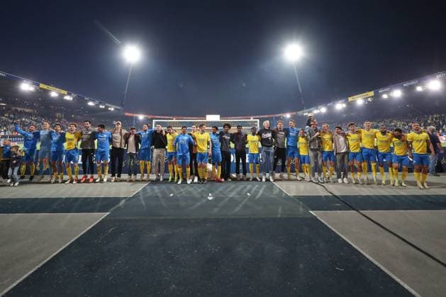 04.04.2025, xtgx, Fussball - 2.Bundesliga, Eintracht Braunschweig - SC Paderborn 07 emspor, v.l. Braunschweig Jubel ueber den Sieg, Jubel nach Spielende (DFL DFB REGULATIONS PROHIBIT ANY USE OF PHOTOGRAPHS as IMAGE SEQUENCES and or QUASI-VIDEO) Braunschweig