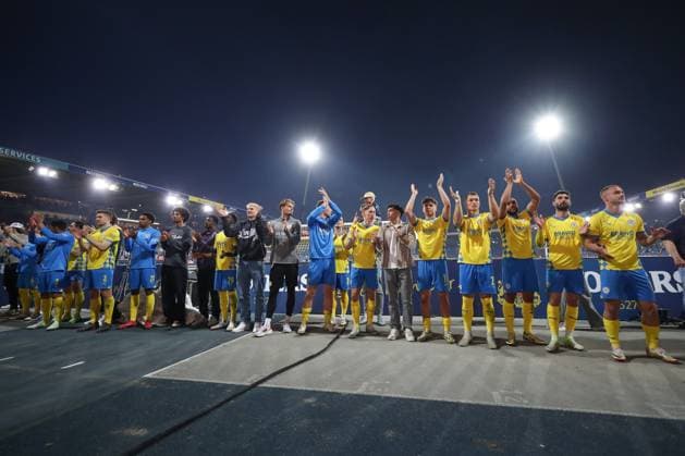 04.04.2025, xtgx, Fussball - 2.Bundesliga, Eintracht Braunschweig - SC Paderborn 07 emspor, v.l. Braunschweig Jubel ueber den Sieg, Jubel nach Spielende (DFL DFB REGULATIONS PROHIBIT ANY USE OF PHOTOGRAPHS as IMAGE SEQUENCES and or QUASI-VIDEO) Braunschweig