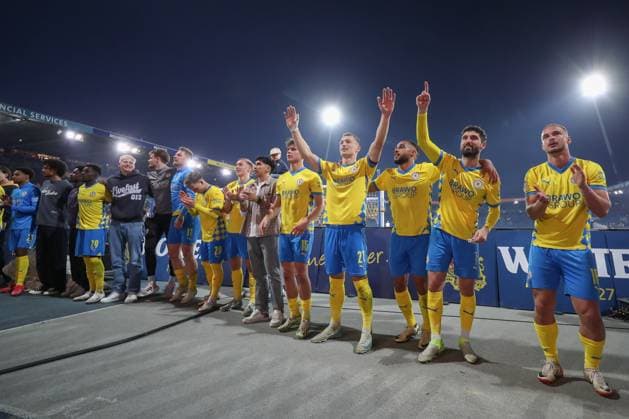 04.04.2025, xtgx, Fussball - 2.Bundesliga, Eintracht Braunschweig - SC Paderborn 07 emspor, v.l. Braunschweig Jubel ueber den Sieg, Jubel nach Spielende (DFL DFB REGULATIONS PROHIBIT ANY USE OF PHOTOGRAPHS as IMAGE SEQUENCES and or QUASI-VIDEO) Braunschweig