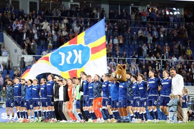 04.04.2025, xrekx, Fussball 2.Bundesliga, Karlsruher SC - Hannover 96 v.l. Die Mannschaft Mannschaft, Spieler, jubeln nach Spielende, Team, Player, celebrate at the end of the match (DFL DFB REGULATIONS PROHIBIT ANY USE OF PHOTOGRAPHS as IMAGE SEQUENCES and or QUASI-VIDEO) Karlsruhe