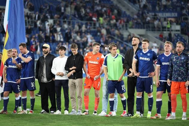 04.04.2025, xrekx, Fussball 2.Bundesliga, Karlsruher SC - Hannover 96 v.l. Die Mannschaft Mannschaft, Spieler, jubeln nach Spielende, Team, Player, celebrate at the end of the match Max Weiß (Karlsruher SC) (DFL DFB REGULATIONS PROHIBIT ANY USE OF PHOTOGRAPHS as IMAGE SEQUENCES and or QUASI-VIDEO) Karlsruhe