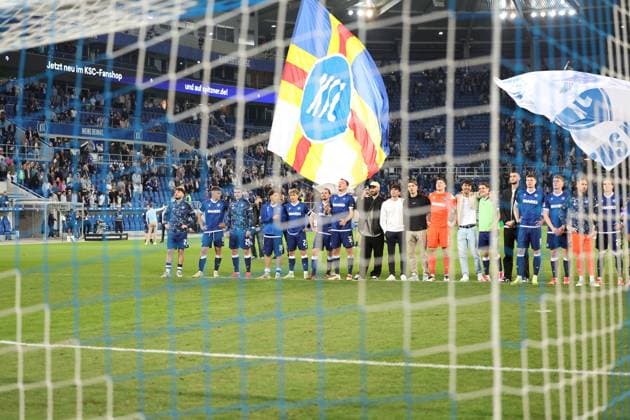 04.04.2025, xrekx, Fussball 2.Bundesliga, Karlsruher SC - Hannover 96 v.l. Die Mannschaft Mannschaft, Spieler, jubeln nach Spielende, Team, Player, celebrate at the end of the match (DFL DFB REGULATIONS PROHIBIT ANY USE OF PHOTOGRAPHS as IMAGE SEQUENCES and or QUASI-VIDEO) Karlsruhe