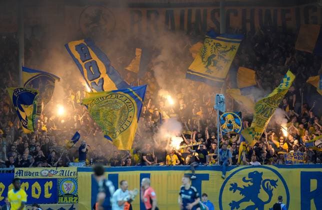 Eintracht Braunschweig fans jubel nach dem Tor zum 2:2 GER, Eintracht Braunschweig vs SC Paderborn 07, 2. Bundesliga, 28. Spieltag, Saison 2024 2025, 04.04.2025 DFL REGULATIONS PROHIBIT ANY USE OF PHOTOGRAPHS AS IMAGE SEQUENCES AND OR QUASI-VIDEO GER, Eintracht Braunschweig vs SC Paderborn 07, 2. Bundesliga, 28. Spieltag, Saison 2024 2025, 04.04.2025 Braunschweig