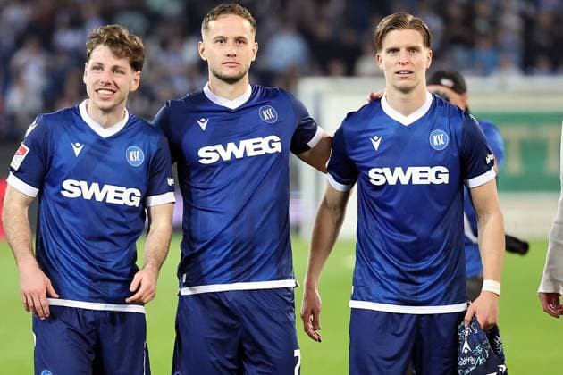 04.04.2025, xrekx, Fussball 2.Bundesliga, Karlsruher SC - Hannover 96 v.l. Leon Jensen (Karlsruher SC) Christoph Kobald (Karlsruher SC) Dzenis Burnic (Karlsruher SC) Mannschaft, Spieler, jubeln nach Spielende, Team, Player, celebrate at the end of the match (DFL DFB REGULATIONS PROHIBIT ANY USE OF PHOTOGRAPHS as IMAGE SEQUENCES and or QUASI-VIDEO) Karlsruhe
