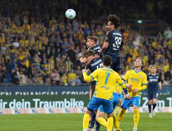 Adriano Grimaldi (SC Paderborn 07, 39) den Ball bei einer verpassten Torchance köpft GER, Eintracht Braunschweig vs SC Paderborn 07, 2. Bundesliga, 28. Spieltag, Saison 2024 2025, 04.04.2025 DFL REGULATIONS PROHIBIT ANY USE OF PHOTOGRAPHS AS IMAGE SEQUENCES AND OR QUASI-VIDEO GER, Eintracht Braunschweig vs SC Paderborn 07, 2. Bundesliga, 28. Spieltag, Saison 2024 2025, 04.04.2025 Braunschweig