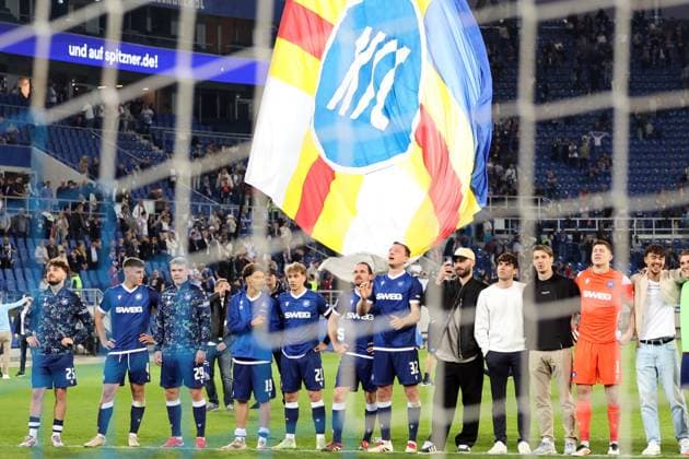 04.04.2025, xrekx, Fussball 2.Bundesliga, Karlsruher SC - Hannover 96 v.l. Die Mannschaft Mannschaft, Spieler, jubeln nach Spielende, Team, Player, celebrate at the end of the match (DFL DFB REGULATIONS PROHIBIT ANY USE OF PHOTOGRAPHS as IMAGE SEQUENCES and or QUASI-VIDEO) Karlsruhe