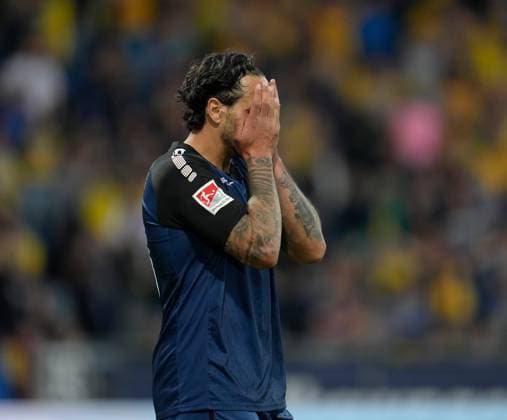 Adriano Grimaldi (SC Paderborn 07, 39) Gesten nach einer verpassten Torchance GER, Eintracht Braunschweig vs SC Paderborn 07, 2. Bundesliga, 28. Spieltag, Saison 2024 2025, 04.04.2025 DFL REGULATIONS PROHIBIT ANY USE OF PHOTOGRAPHS AS IMAGE SEQUENCES AND OR QUASI-VIDEO GER, Eintracht Braunschweig vs SC Paderborn 07, 2. Bundesliga, 28. Spieltag, Saison 2024 2025, 04.04.2025 Braunschweig