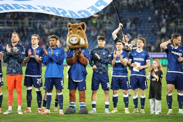 Sport Bilder des Tages 04.04.2025, xrekx, Fussball 2.Bundesliga, Karlsruher SC - Hannover 96 v.l. Die Mannschaft Mannschaft, Spieler, jubeln nach Spielende, Team, Player, celebrate at the end of the match (DFL DFB REGULATIONS PROHIBIT ANY USE OF PHOTOGRAPHS as IMAGE SEQUENCES and or QUASI-VIDEO) Karlsruhe