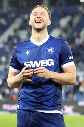 04.04.2025, xrekx, Fussball 2.Bundesliga, Karlsruher SC - Hannover 96 v.l. Christoph Kobald (Karlsruher SC) lacht, laechelt, positiv, zufrieden, laughs, smiles, positive, satisfied (DFL DFB REGULATIONS PROHIBIT ANY USE OF PHOTOGRAPHS as IMAGE SEQUENCES and or QUASI-VIDEO) Karlsruhe