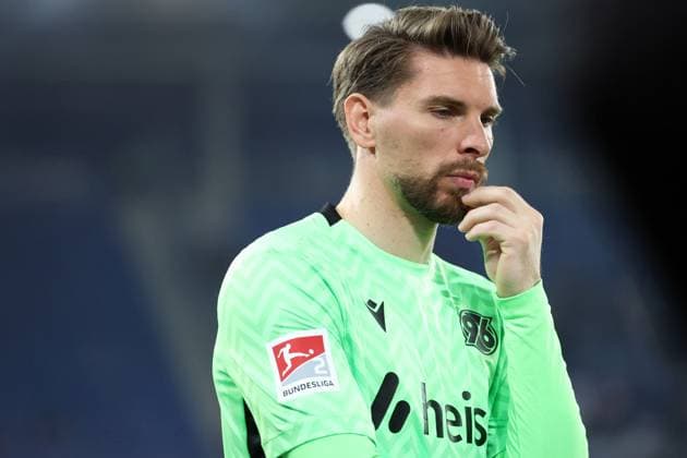 Sport Bilder des Tages 04.04.2025, xrekx, Fussball 2.Bundesliga, Karlsruher SC - Hannover 96 v.l. Ron-Robert Zieler (Hannover 96) wartet auf das Interview (DFL DFB REGULATIONS PROHIBIT ANY USE OF PHOTOGRAPHS as IMAGE SEQUENCES and or QUASI-VIDEO) Karlsruhe