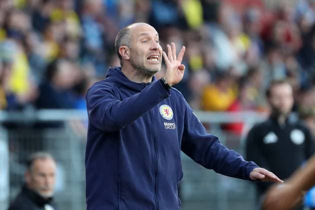 Braunschweig vs. Paderborn, 2. BL Braunschweig, 04.04.2025, FUßBALL - Eintracht Braunschweig vs. SC Paderborn 07, 2. BL, Saison 2024 25. Cheftrainer Daniel Scherning (Eintracht Braunschweig), lautstark an der Seitenlinie, gestikulierend Braunschweig