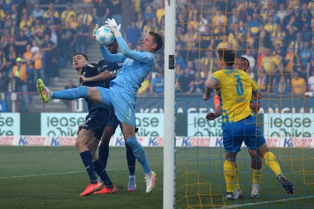 Braunschweig vs. Paderborn, 2. BL Braunschweig, 04.04.2025, FUßBALL - Eintracht Braunschweig vs. SC Paderborn 07, 2. BL, Saison 2024 25. Torwart Ron-Thorben Hoffmann (Eintracht Braunschweig) Braunschweig
