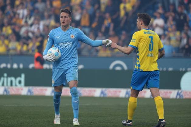 Braunschweig vs. Paderborn, 2. BL Braunschweig, 04.04.2025, FUßBALL - Eintracht Braunschweig vs. SC Paderborn 07, 2. BL, Saison 2024 25. Torwart Ron-Thorben Hoffmann (Eintracht Braunschweig), Paul Jaeckel (Eintracht Braunschweig) Braunschweig