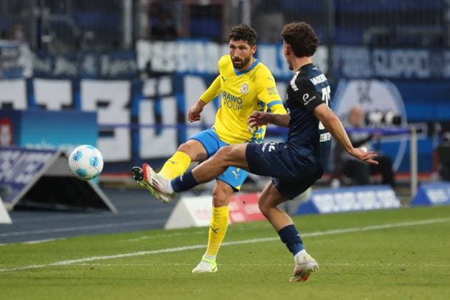 Braunschweig vs. Paderborn, 2. BL Braunschweig, 04.04.2025, FUßBALL - Eintracht Braunschweig vs. SC Paderborn 07, 2. BL, Saison 2024 25. Fabio Kaufmann (Eintracht Braunschweig), Tjark Lasse Scheller (SC Paderborn) Braunschweig