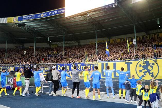 Braunschweig vs. Paderborn, 2. BL Braunschweig, 04.04.2025, FUßBALL - Eintracht Braunschweig vs. SC Paderborn 07, 2. BL, Saison 2024 25. Schlussjubel vor der Eintracht Braunschweig Fankurve. Braunschweig