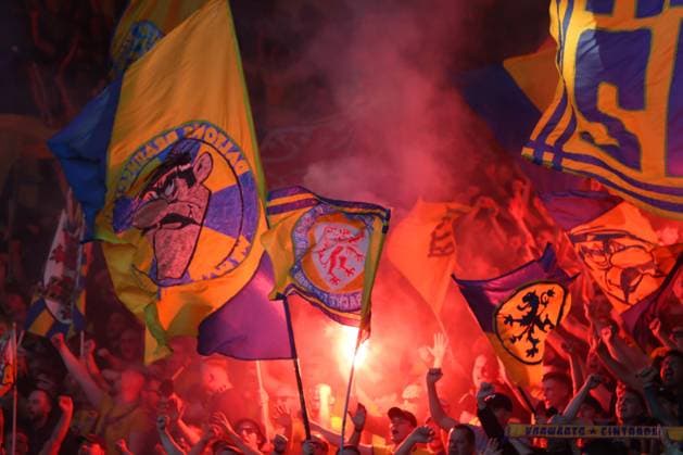 Braunschweig vs. Paderborn, 2. BL Braunschweig, 04.04.2025, FUßBALL - Eintracht Braunschweig vs. SC Paderborn 07, 2. BL, Saison 2024 25. Eintracht Fans zünden Bengalos Braunschweig