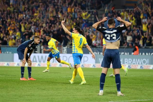 Braunschweig vs. Paderborn, 2. BL Braunschweig, 04.04.2025, FUßBALL - Eintracht Braunschweig vs. SC Paderborn 07, 2. BL, Saison 2024 25. Rayan Philippe (Eintracht Braunschweig) bejubelt Tor von Leon Bell Bell (Eintracht Braunschweig) zum 3:2 Braunschweig