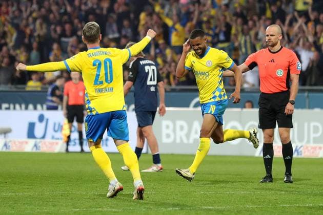 Braunschweig vs. Paderborn, 2. BL Braunschweig, 04.04.2025, FUßBALL - Eintracht Braunschweig vs. SC Paderborn 07, 2. BL, Saison 2024 25. Leon Bell Bell (Eintracht Braunschweig) jubelt nach seinem Tor zum 3:2 Braunschweig