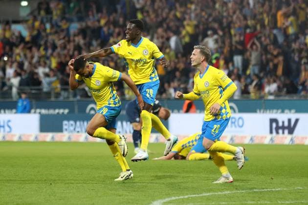 Braunschweig vs. Paderborn, 2. BL Braunschweig, 04.04.2025, FUßBALL - Eintracht Braunschweig vs. SC Paderborn 07, 2. BL, Saison 2024 25. Leon Bell Bell (Eintracht Braunschweig) jubelt mit Richmond Tachie (Eintracht Braunschweig), Lino Tempelmann (Eintracht Braunschweig) nach seinem Tor zum 3:2 Braunschweig