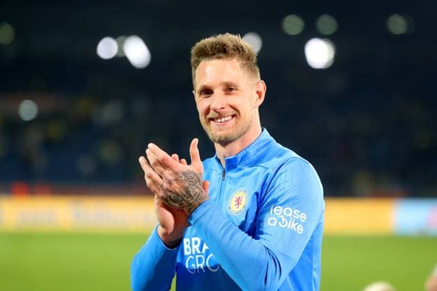 Braunschweig vs. Paderborn, 2. BL Braunschweig, 04.04.2025, FUßBALL - Eintracht Braunschweig vs. SC Paderborn 07, 2. BL, Saison 2024 25. Sebastian Polter (Eintracht Braunschweig) bedankt sich bei den Fans. Braunschweig