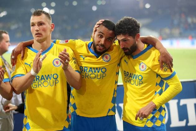 Braunschweig vs. Paderborn, 2. BL Braunschweig, 04.04.2025, FUßBALL - Eintracht Braunschweig vs. SC Paderborn 07, 2. BL, Saison 2024 25. Schlussjubel vor der Eintracht Braunschweig Fankurve, Sven Köhler (Eintracht Braunschweig), Leon Bell Bell (Eintracht Braunschweig) , Fabio Kaufmann (Eintracht Braunschweig) Braunschweig