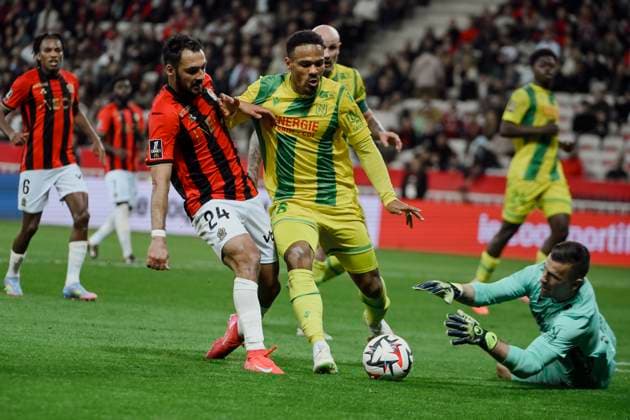 FOOTBALL : NICE vs NANTES - ligue 1 - 4 4 25 Nice™s forward 24 Gaetan Laborde and FC Nantes s defender 18 Fabien Centonze and FC Nantes s goalkeeper 16 Anthony Lopes - French L1 football match between OGC Nice and FC Nantes at Allianz Riviera Stadium of Nice, south France, on April 4, 2025. NICEFrance  Copyright: xfredxDIDES psnewzx
