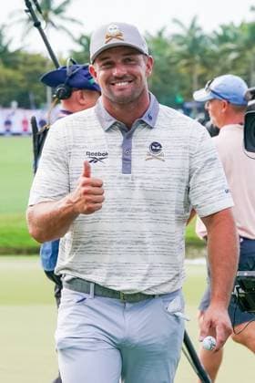 April 4, 2025, Doral, Florida, USA: Bryson DeChambeau (R) of Crushers GC gives a thumbs up on the 18th green after the first round of LIV Golf Miami at Trump National Doral. Doral USA - ZUMAw109 20250404_fap_w109_006 Copyright: xDebbyxWongx