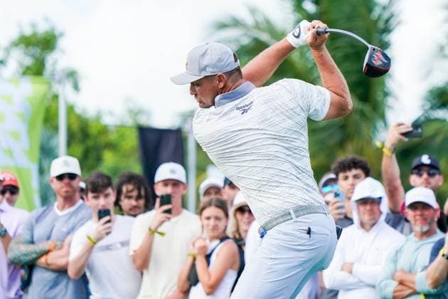April 4, 2025, Doral, Florida, USA: Bryson DeChambeau of Crushers GC tees off the 18th hole during the first round of LIV Golf Miami at Trump National Doral. Doral USA - ZUMAw109 20250404_fap_w109_024 Copyright: xDebbyxWongx