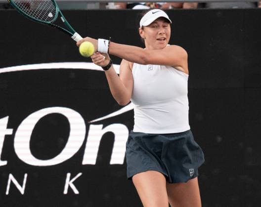 TENNIS 2025: Credit One Charleston Open APRIL 04 April 4, 2025: Amanda Anisimova (USA) defeated Emma Navarro (USA) 7-6, 7(7)-6(1) at the Credit One Charleston Open being played at Credit One Staduim in Charleston, South Carolina USA ÂLeslie Billman Tennisclix (Credit Image: Leslie Billman Cal Media) Charleston South Carolina USA EDITORIAL USE ONLY Copyright: xx ZUMA-20250404_zma_c04_111.jpg LesliexBillmanx csmphotothree372695