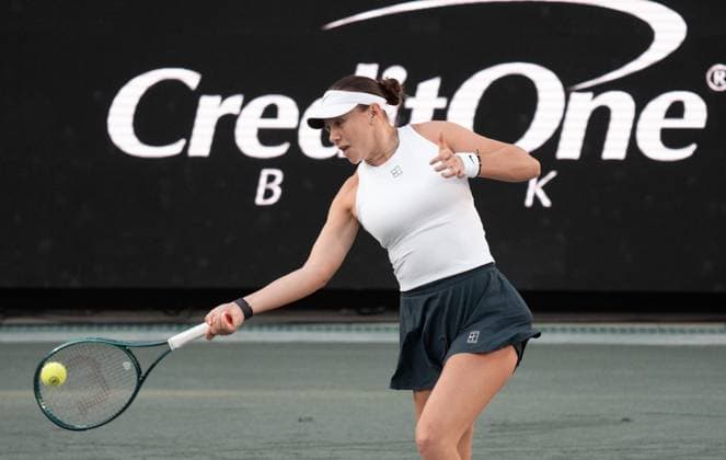 TENNIS 2025: Credit One Charleston Open APRIL 04 April 4, 2025: Amanda Anisimova (USA) defeated Emma Navarro (USA) 7-6, 7(7)-6(1) at the Credit One Charleston Open being played at Credit One Staduim in Charleston, South Carolina USA ÂLeslie Billman Tennisclix (Credit Image: Leslie Billman Cal Media) Charleston South Carolina USA EDITORIAL USE ONLY Copyright: xx ZUMA-20250404_zma_c04_122.jpg LesliexBillmanx csmphotothree372701