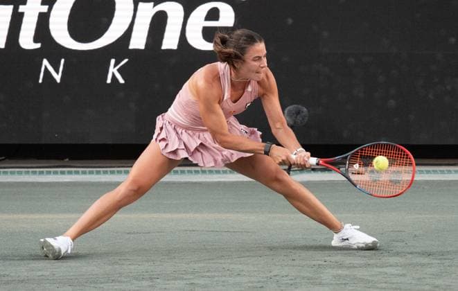 TENNIS 2025: Credit One Charleston Open APRIL 04 April 4, 2025: Emma Navarro (USA) loses to Amanda Anisimova (USA) 7-6, 7(7)-6(1), at the Credit One Charleston Open being played at Credit One Staduim in Charleston, South Carolina, {USA} Ã‚ÂLeslie Billman Tennisclix (Credit Image: Â Leslie Billman Cal Media) Charleston South Carolina USA EDITORIAL USE ONLY Copyright: xx ZUMA-20250404_zma_c04_115.jpg LesliexBillmanx csmphotothree372708