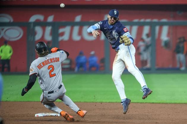 MLB, Baseball Herren, USA 2025: Orioles Vs Royals APR 04 April 4, 2025: Kansas City Royals shortstop Bobby Witt Jr. (7) throws to first for the out on Baltimore Orioles catcher Adley Rutschman (35), not shown, to complete a double play during the eighth inning of an MLB baseball game at Kauffman Stadium in Kansas City, MO. David Smith CSM (Credit Image: Â David Smith Cal Media) Kansas City Mo United States of America EDITORIAL USE ONLY Copyright: xx ZUMA-20250404_zma_c04_147.jpg DavidxSmithx csmphotothree372725
