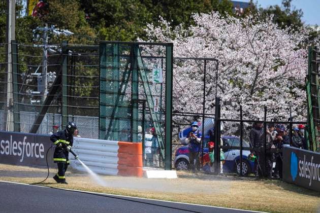 F1 - JAPANESE GRAND PRIX 2025 fire fighter watering the grass on track, piste, during the Formula 1 Lenovo Japanese Grand Prix 2025, 3rd round of the 2025 FIA Formula One World Championship, WM, Weltmeisterschaft from April 4 to 6, 2025 on the Suzuka Circuit, in Suzuka, Japan - SuzukaJapan  Copyright: xFLORENTxGOODENx