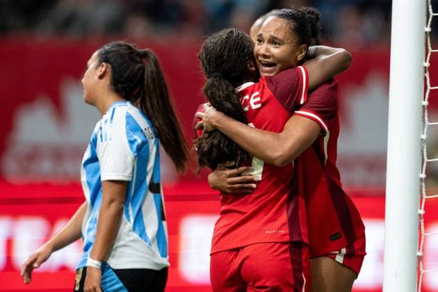 Fußball, Frauen Länderspiel, Kanada - Argentinien April 4, 2025, Vancouver, Bc, CANADA: Canada s Jade Rose, right, celebrates with Nichelle Prince centre, as Argentina s Catalina Roggerone, left, walks away during the first half of an International Friendly, Länderspiel, Nationalmannschaft soccer match in Vancouver, on Friday, April 4, 2025. Canada News - April 4, 2025 - ZUMAc35_ 20250404_zaf_c35_098 Copyright: xEthanxCairnsx