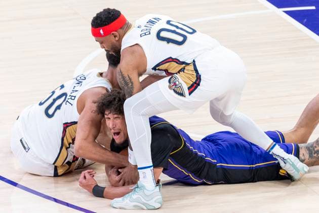 Sport Bilder des Tages April 4, 2025, Los Angeles, California, USA: Los Angeles Lakers Jaxson Hayes 11 fights for he ball against New Orleans Pelicans Bruce Brown 00 and Jeremiah Robinson-Earl 50 during an NBA, Basketball Herren, USA basketball game at Crypto.com Arena on Friday, April 4, 2025 in Los Angeles. Los Angeles USA - ZUMAc68_ 20250404_zaf_c68_022 Copyright: xRingoxChiux