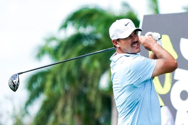 April 4, 2025, Doral, Florida, USA: Brooks Koepka of Smash GC tees off the 17th hole during the first round of LIV Golf Miami at Trump National Doral. Doral USA - ZUMAw109 20250404_fap_w109_035 Copyright: xDebbyxWongx