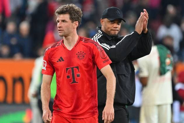 Sport Bilder des Tages Thomas MUELLER (MÜLLER,Bayern Muenchen), hi:Trainer Vincent KOMPANY (Bayern Muenchen). Fussball 1. Bundesliga Saison 2024 2025, 28.Spieltag, Spieltag28 FC Augsburg -FC Bayern Muenchen 1-3 am 04.04.2025 , WWK Arena Augsburg.