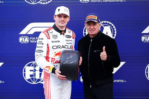 Sport Bilder des Tages F1 - JAPANESE GRAND PRIX 2025 VERSTAPPEN Max (ned), Red Bull Racing RB21, portrait and ALESI Jean (fra), Former F1 driver, portrait during the Formula 1 Lenovo Japanese Grand Prix 2025, 3rd round of the 2025 FIA Formula One World Championship, WM, Weltmeisterschaft from April 4 to 6, 2025 on the Suzuka Circuit, in Suzuka, Japan - SuzukaJapan  Copyright: xEricxAlonsox
