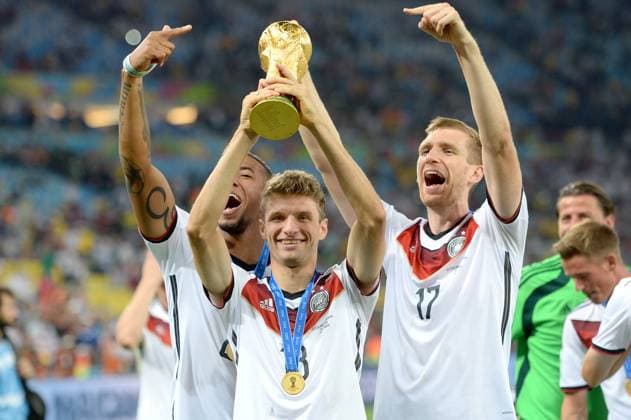 ARCHIVFOTO; Thomas MUELLER (MÜLLER,Bayern Muenchen) verkuendet Abschied vom FC Bayern. v.li:Jerome BOATENG (GER),Thomas MUELLER (MÃ¢ÂÄ LLER) (GER) mit Pokal,Per MERTESACKER (GER)Siegerehrung,Trophy,Cup,Jubel,Freude,Begeisterung,Aktion, Deutschland (GER))-Argentinien (ARG) 1-0 n.V Finale,Final,Spiel 64, am 13.07.2014 in Rio de Janeiro. Fussball Weltmeisterschaft 2014 in Brasilien vom 12.06. - 13.07.2014. Â *** ARCHIVE PHOTO Thomas MUELLER MÜLLER,Bayern Muenchen announces farewell to FC Bayern v li Jerome BOATENG GER ,Thomas MUELLER MÜLLER GER with trophy,Per MERTESACKER GER award ceremony,Trophy,Cup,jubilation,joy,enthusiasm,action,Germany GER Argentina ARG 1 0 n V final,final,match 64, on 13 07 2014 in Rio de Janeiro Football World Cup 2014 in Brazil from 12 06 13 07 2014 Â