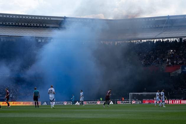 05.04.2025, xhfmx, Fussball 2.Bundesliga, 1. FC Nuernberg - Hamburger SV HSV Fans zünden Pyrotechnik in Nürnberg. (DFL DFB REGULATIONS PROHIBIT ANY USE OF PHOTOGRAPHS as IMAGE SEQUENCES and or QUASI-VIDEO) Nuernberg