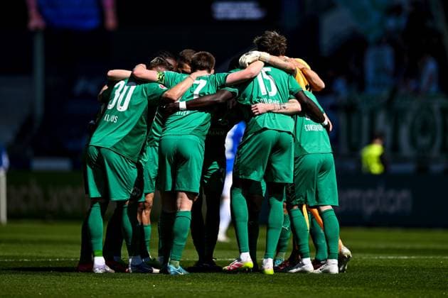 Die Spieler von Greuther Fuerth vor dem Spiel, GER, SV Darmstadt 98 vs. SpVgg Greuther Fuerth, 2. Bundesliga, Fussball, 28. Spieltag, Saison 2024 2025, 05.04.2025. DFL REGULATIONS PROHIBIT ANY USE OF PHOTOGRAPHS as IMAGE SEQUENCES and or QUASI-VIDEO. GER, SV Darmstadt 98 vs. SpVgg Greuther Fuerth, 2. Bundesliga, Fussball, 28. Spieltag, Saison 2024 2025, 05.04.2025. Darmstadt