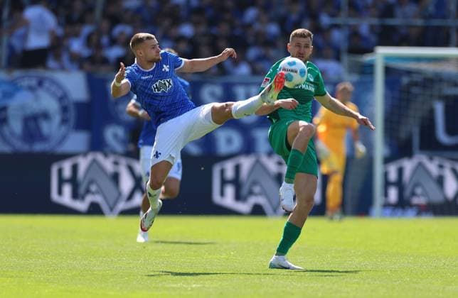 05.04.2025, xdcx, Fussball 2. Bundesliga, SV Darmstadt 98 - SpVgg. Greuther Fürth, emonline, emspor, despor, v.l., Fabian Nürnberger (SV Darmstadt 98), Dennis Srbeny (SpVgg. Greuther Fürth) DFL DFB REGULATIONS PROHIBIT ANY USE OF PHOTOGRAPHS AS IMAGE SEQUENCES AND OR QUASI-VIDEO.