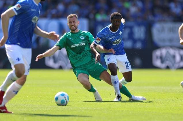 05.04.2025, xdcx, Fussball 2. Bundesliga, SV Darmstadt 98 - SpVgg. Greuther Fürth, emonline, emspor, despor, v.l., Dennis Srbeny (SpVgg. Greuther Fürth), Merveille Papela (SV Darmstadt 98) DFL DFB REGULATIONS PROHIBIT ANY USE OF PHOTOGRAPHS AS IMAGE SEQUENCES AND OR QUASI-VIDEO.